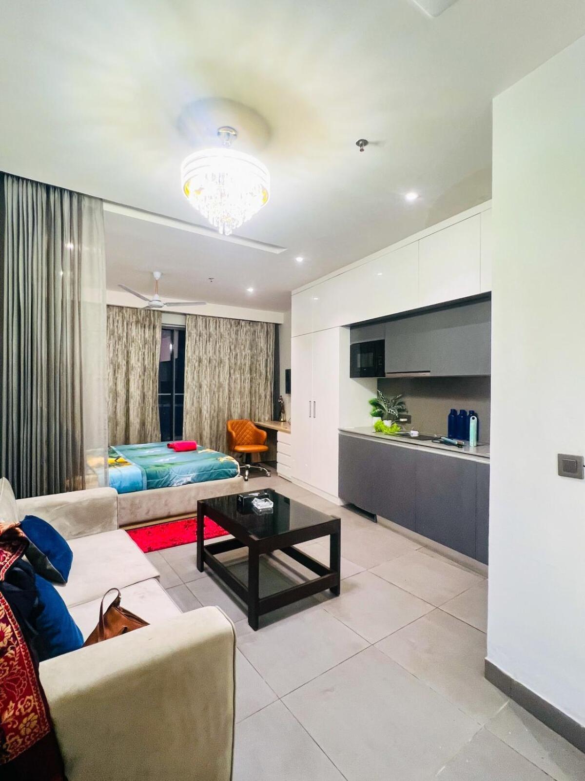 Enjoy Elegant View Supernova With The Lockwoods * New Delhi